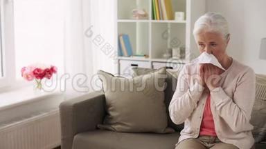 生病的老年妇女用纸巾吹鼻子
